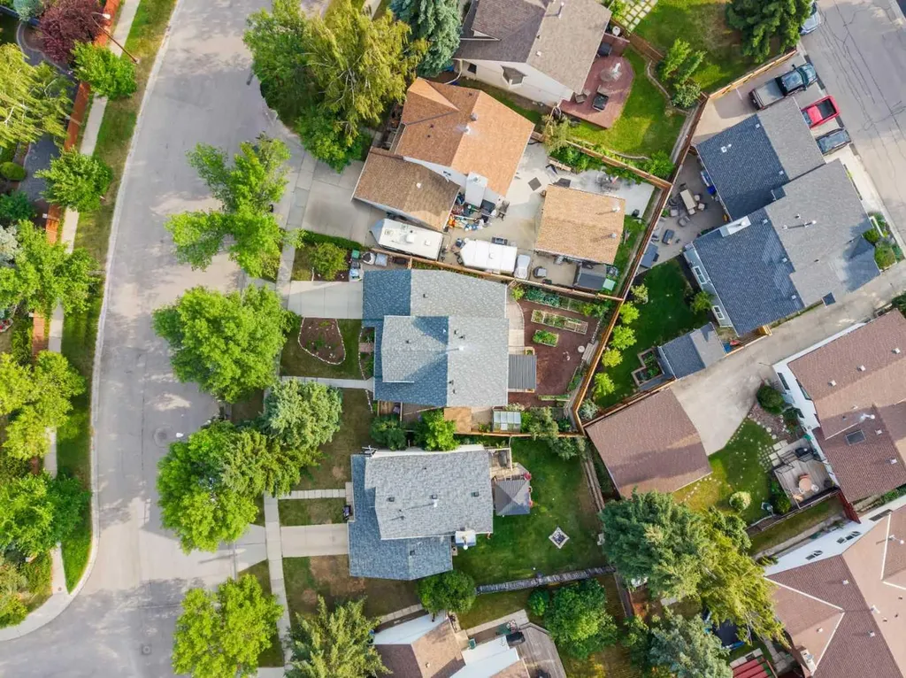 148 Woodridge Drive SW Calgary AB T2W 5M2