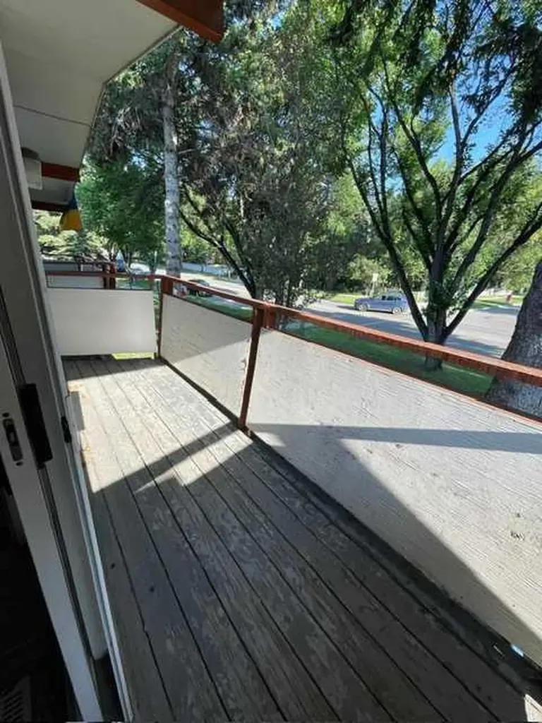 4222 40 Avenue NW Calgary AB T3A0X1