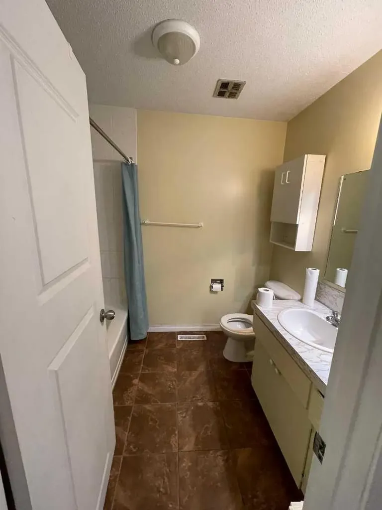 4222 40 Avenue NW Calgary AB T3A0X1