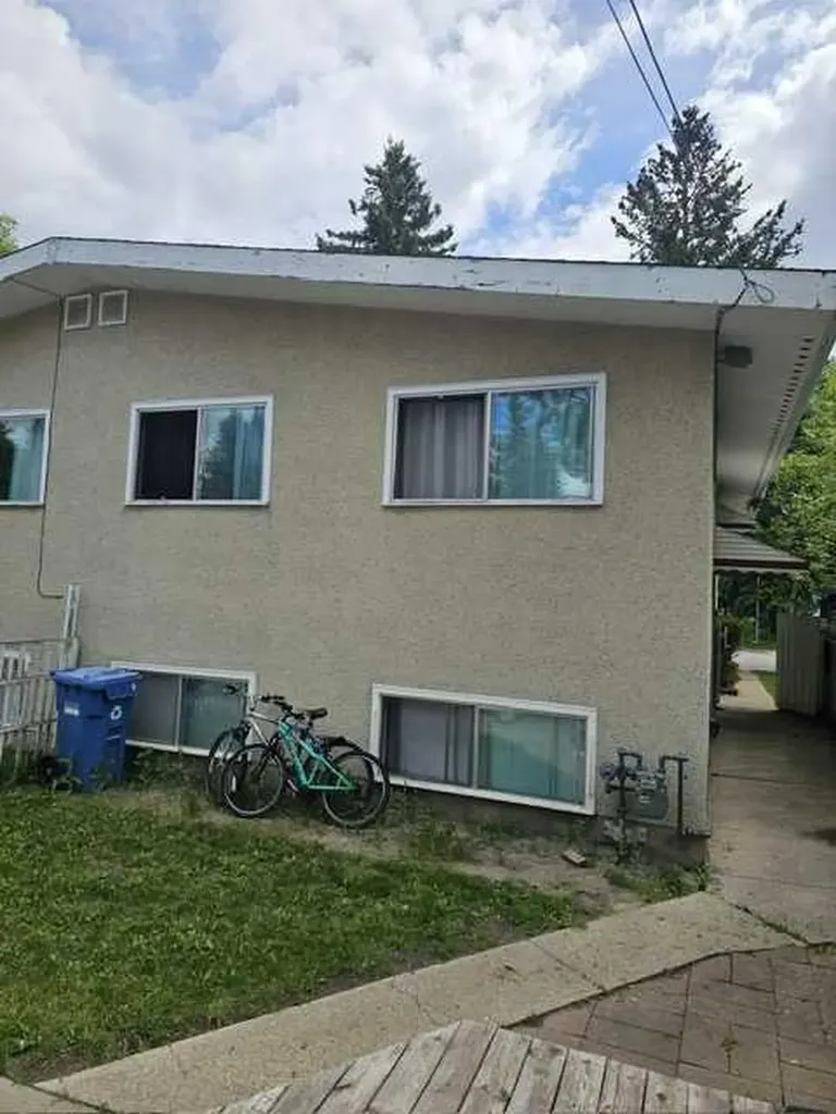 4222 40 Avenue NW Calgary AB T3A0X1
