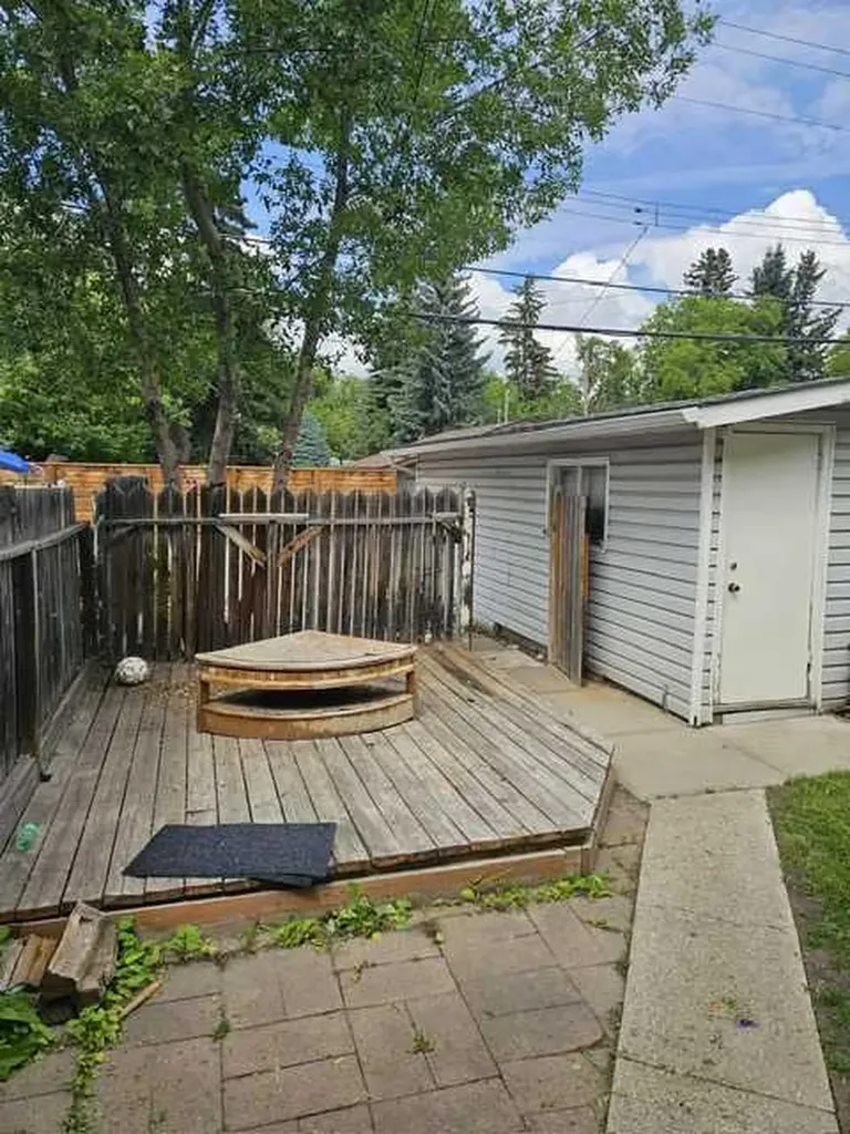 4222 40 Avenue NW Calgary AB T3A0X1
