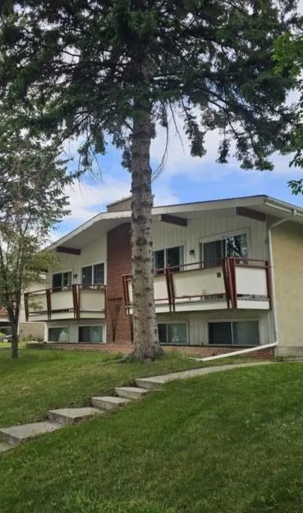 4222 40 Avenue NW Calgary AB T3A0X1