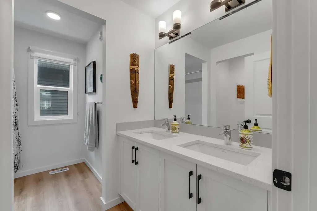 444 Lawthorn Way Airdrie AB T4A 3M7