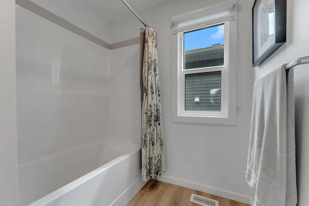 444 Lawthorn Way Airdrie AB T4A 3M7
