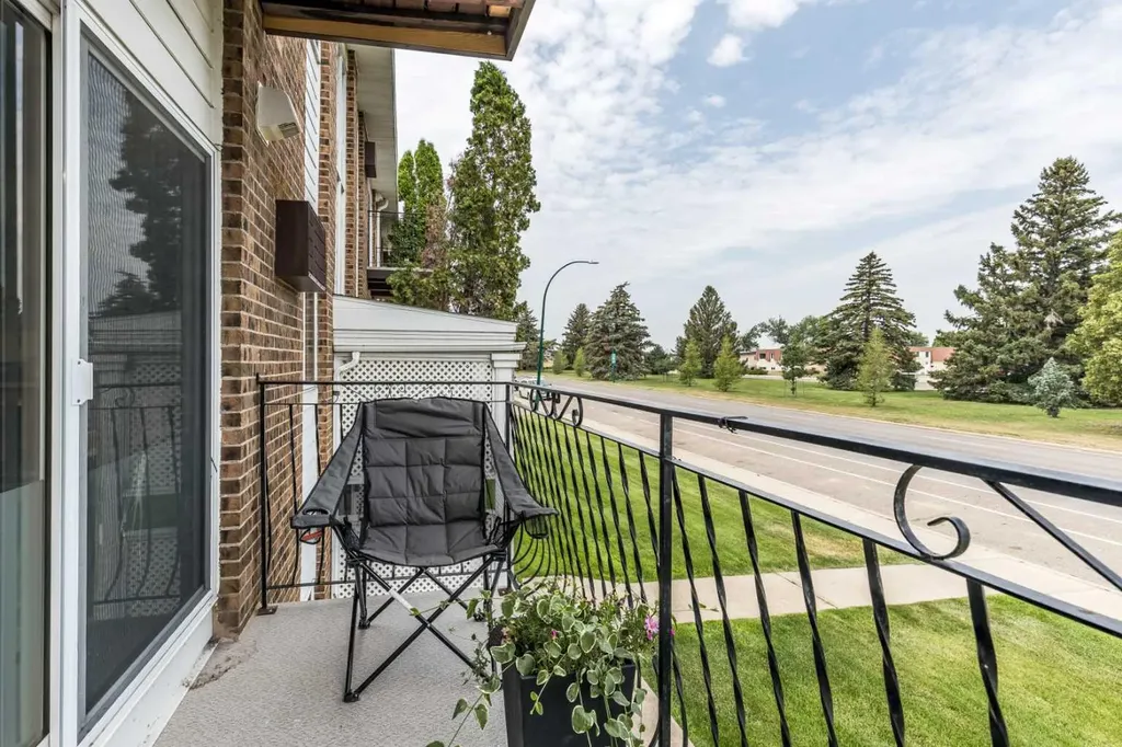 663 12 Street NW Medicine Hat AB T1A 7M1