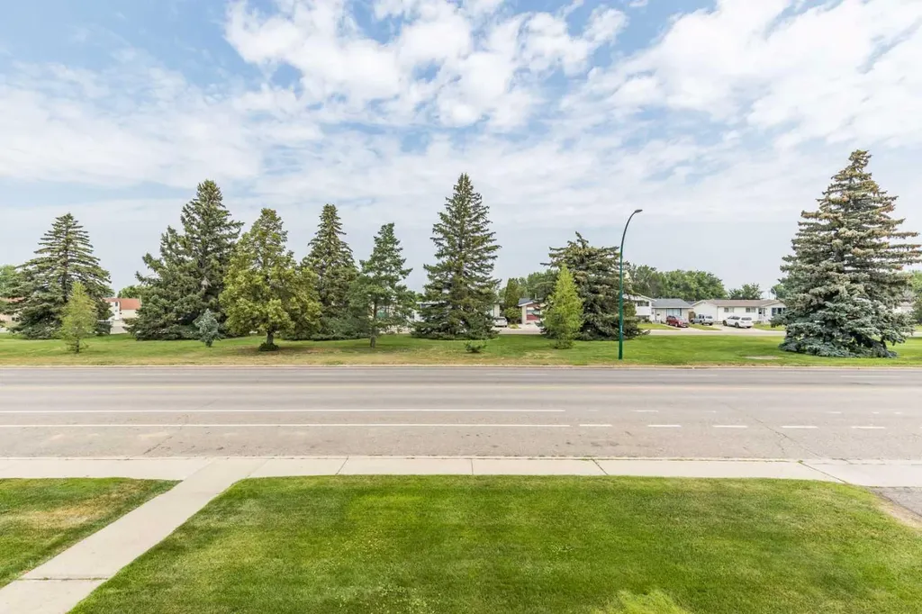 663 12 Street NW Medicine Hat AB T1A 7M1