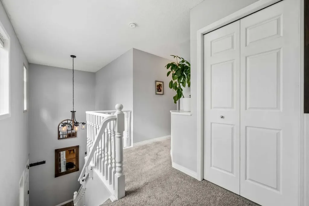 163 West Lakeview Passage Chestermere AB T1X 1G8