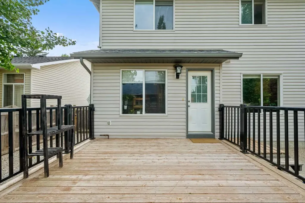 163 West Lakeview Passage Chestermere AB T1X 1G8