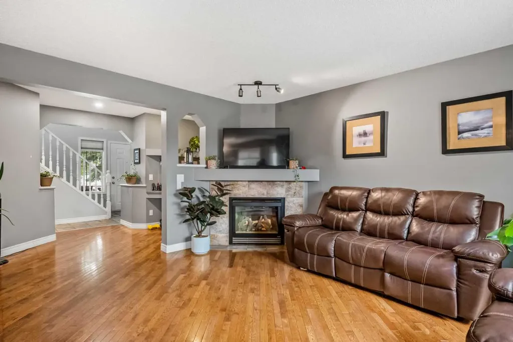 163 West Lakeview Passage Chestermere AB T1X 1G8