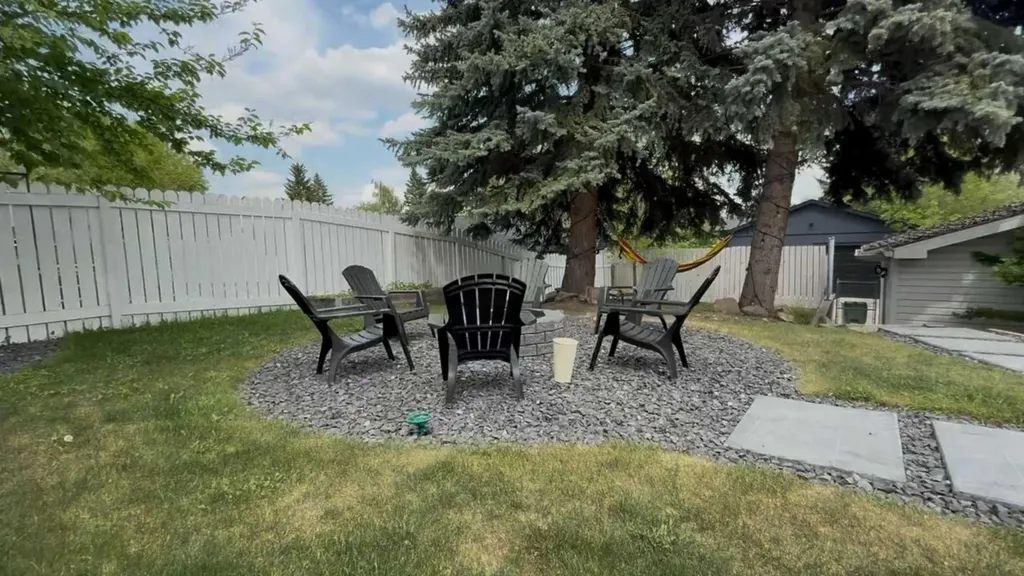 824 Canna Crescent SW Calgary AB T2W 1N9
