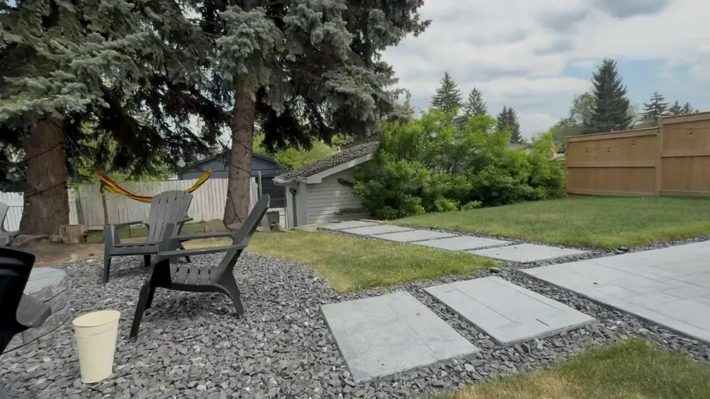 824 Canna Crescent SW Calgary AB T2W 1N9