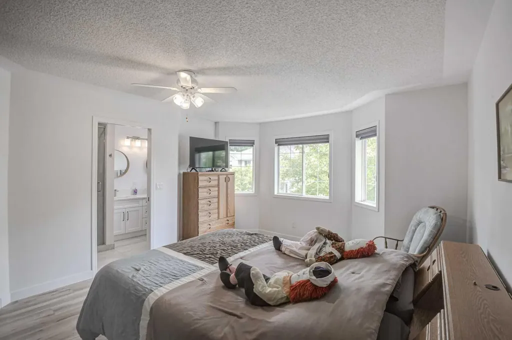 58 Sierra Morena Gardens SW Calgary AB T3H 3P4