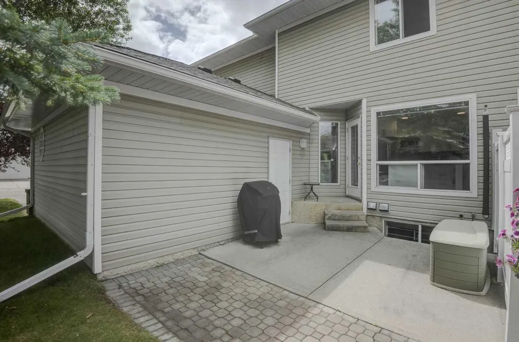 58 Sierra Morena Gardens SW Calgary AB T3H 3P4