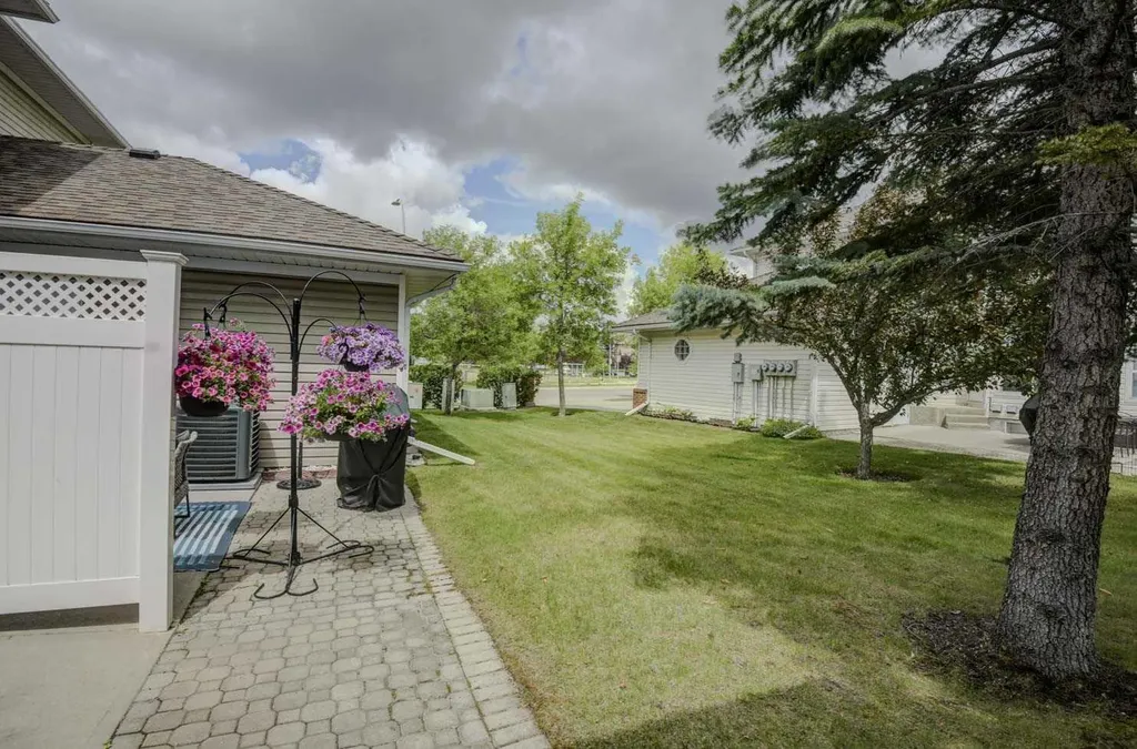 58 Sierra Morena Gardens SW Calgary AB T3H 3P4