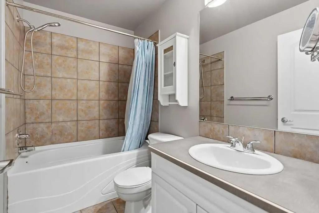 323 18 Avenue SW Calgary AB T2S 0C4