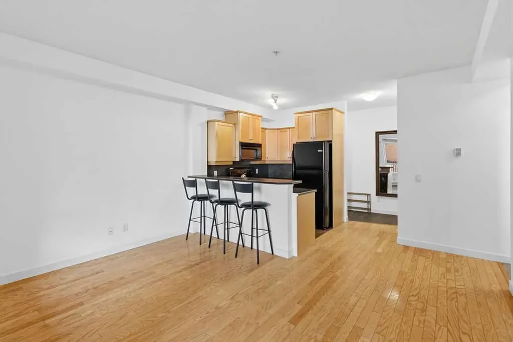 323 18 Avenue SW Calgary AB T2S 0C4