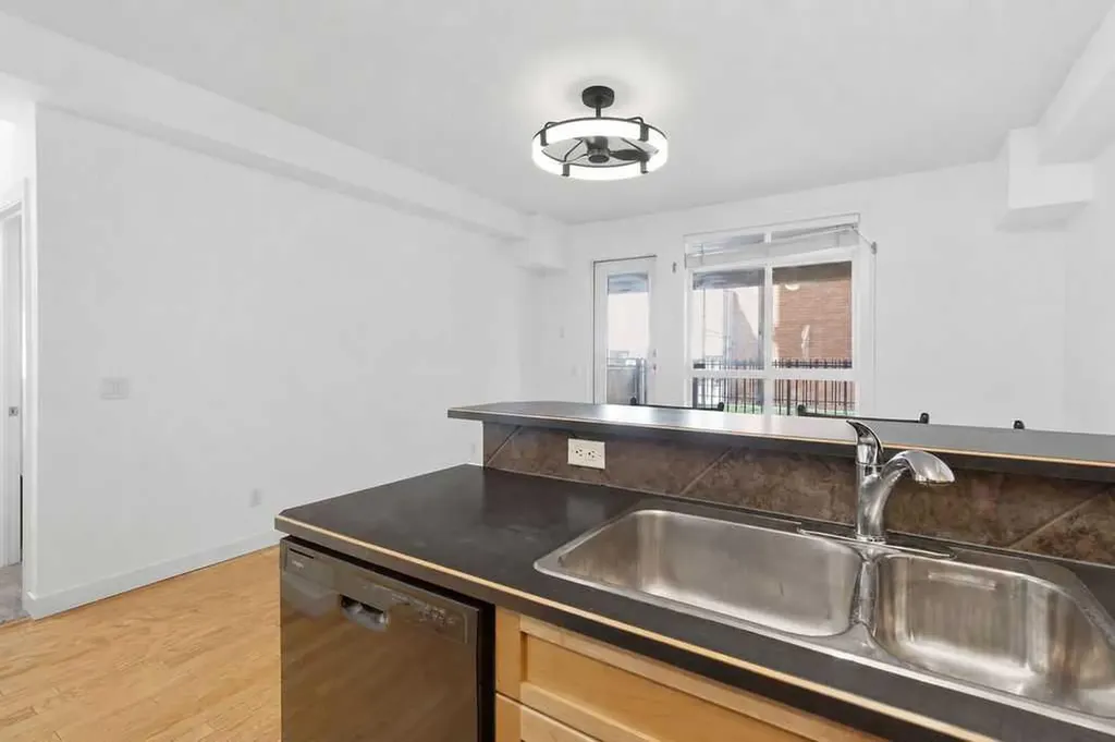 323 18 Avenue SW Calgary AB T2S 0C4
