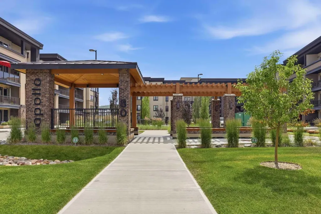 80 Greenbriar Place NW Calgary AB T3B 6J4