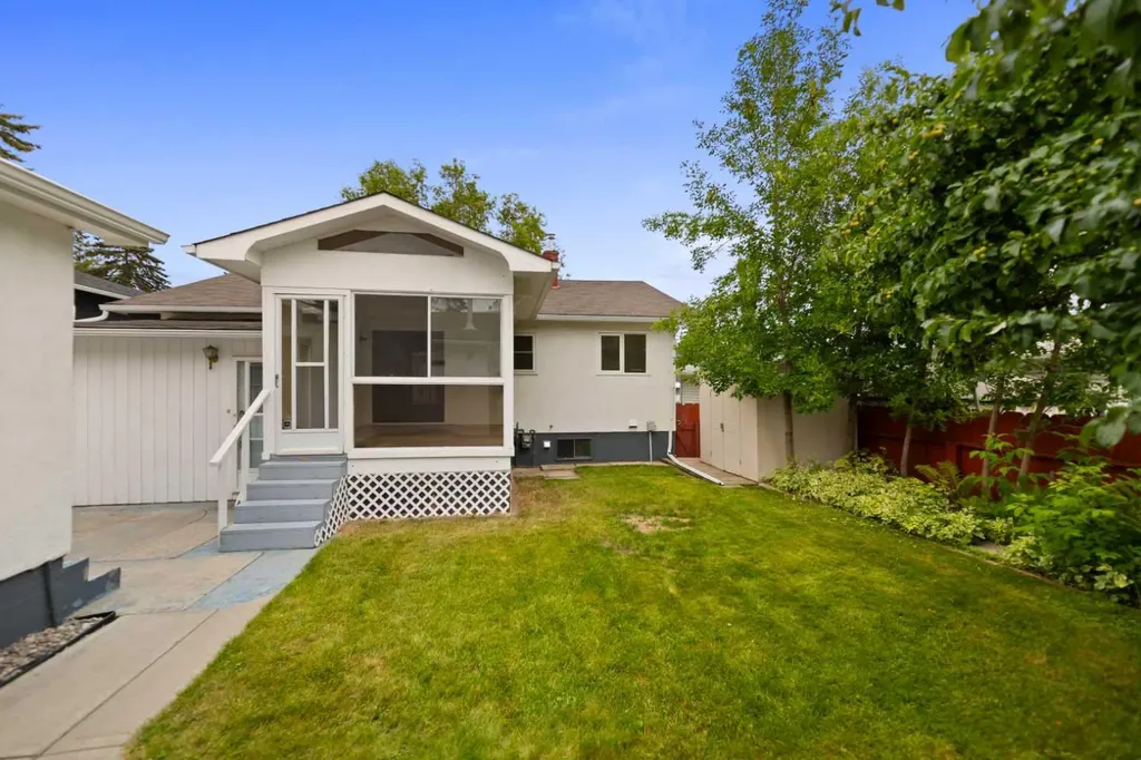 2915 13 Avenue NW Calgary AB T2N 1M1