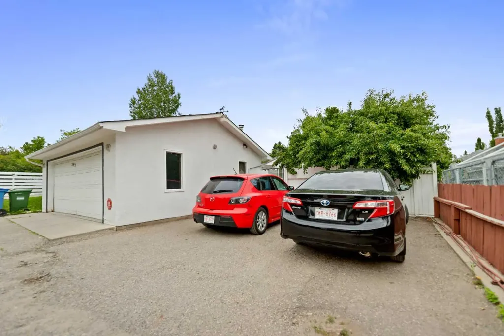 2915 13 Avenue NW Calgary AB T2N 1M1