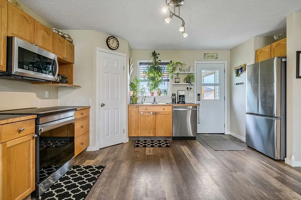 2004 4 Avenue SE High River AB T1V 1Z3
