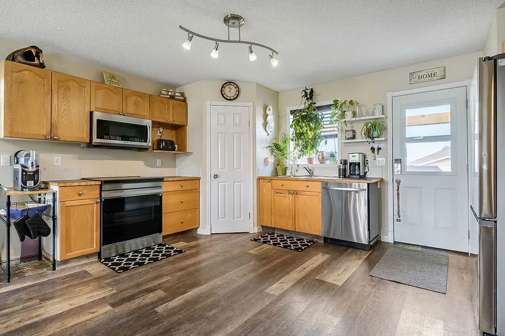 2004 4 Avenue SE High River AB T1V 1Z3