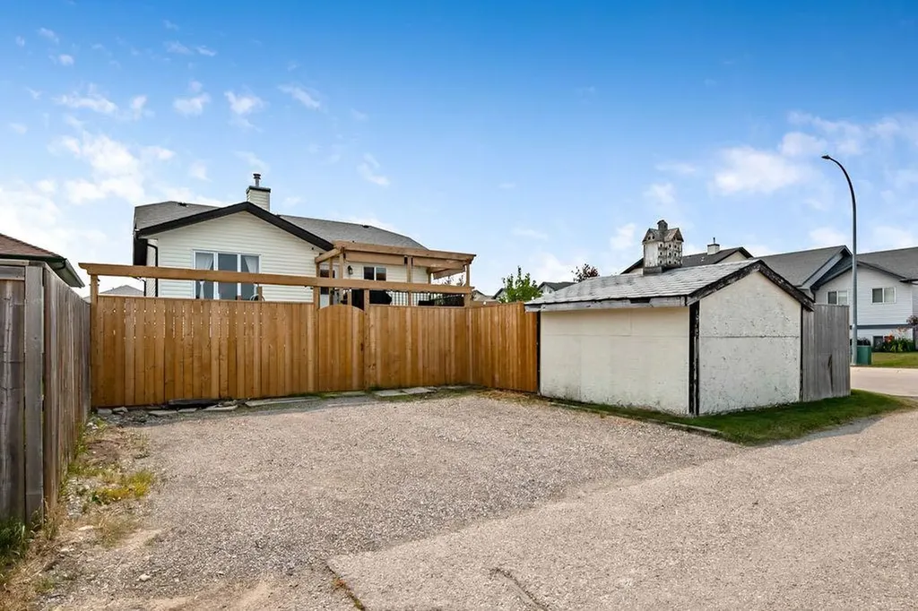 2004 4 Avenue SE High River AB T1V 1Z3