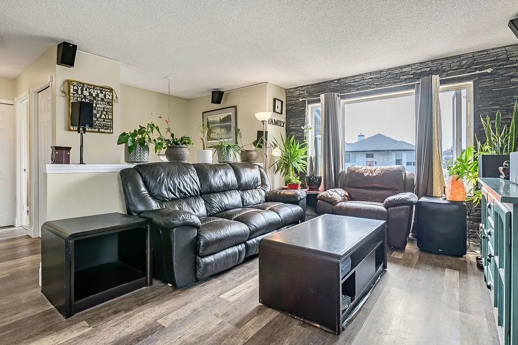 2004 4 Avenue SE High River AB T1V 1Z3