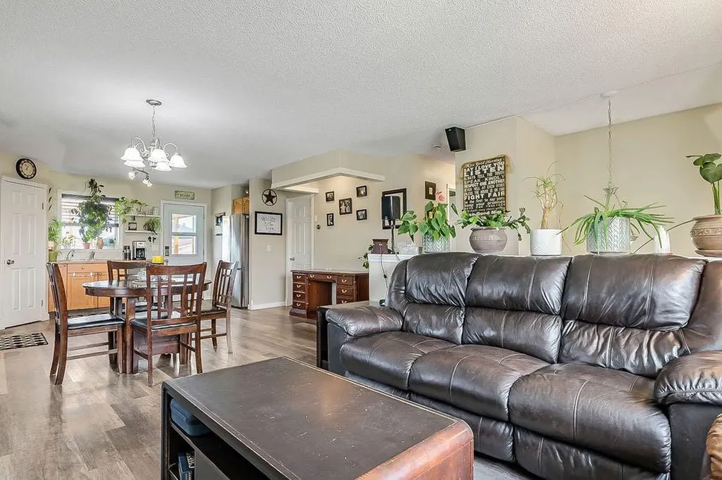2004 4 Avenue SE High River AB T1V 1Z3