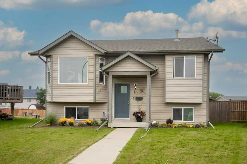 10 Hansen Close Sylvan Lake AB T4S 2P1