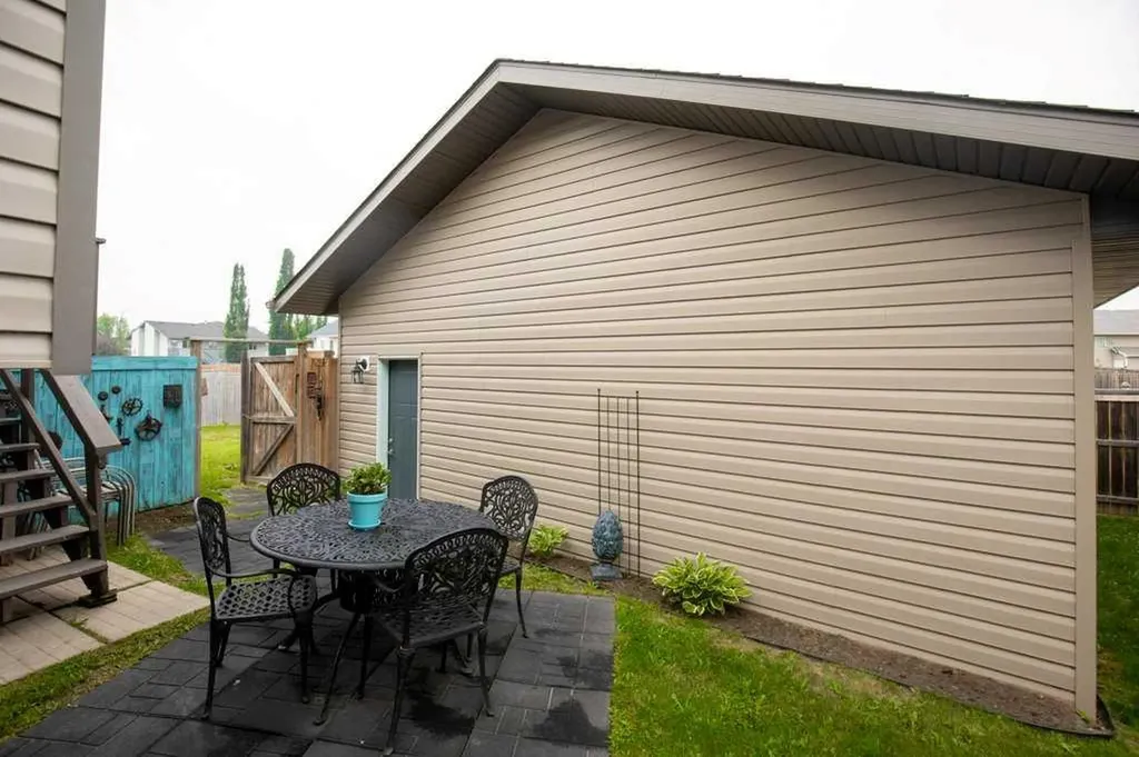 10 Hansen Close Sylvan Lake AB T4S 2P1