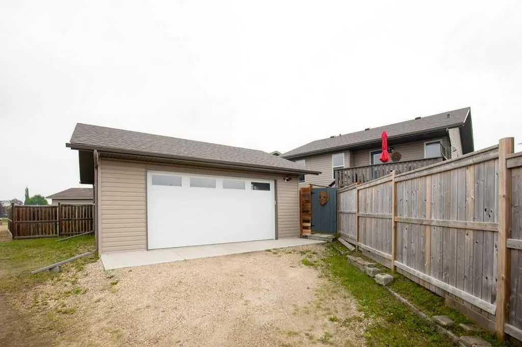 10 Hansen Close Sylvan Lake AB T4S 2P1