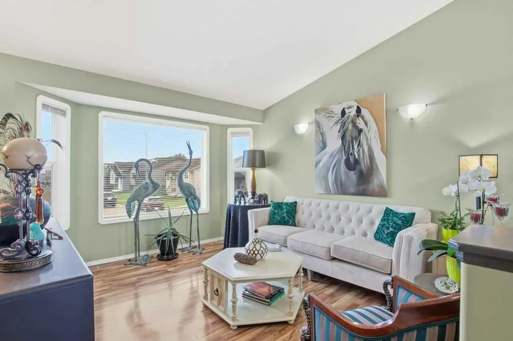 10 Hansen Close Sylvan Lake AB T4S 2P1