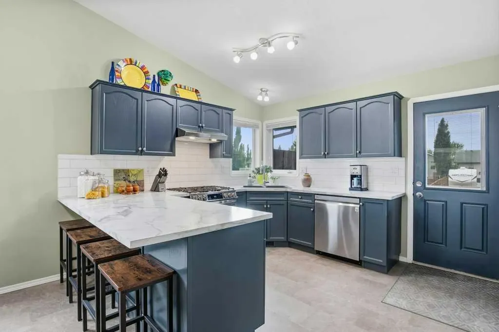 10 Hansen Close Sylvan Lake AB T4S 2P1