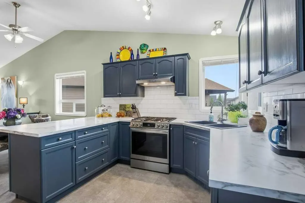 10 Hansen Close Sylvan Lake AB T4S 2P1