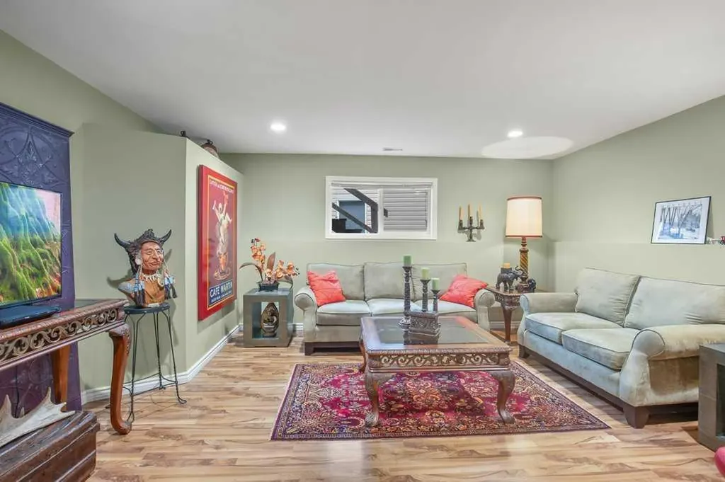 10 Hansen Close Sylvan Lake AB T4S 2P1
