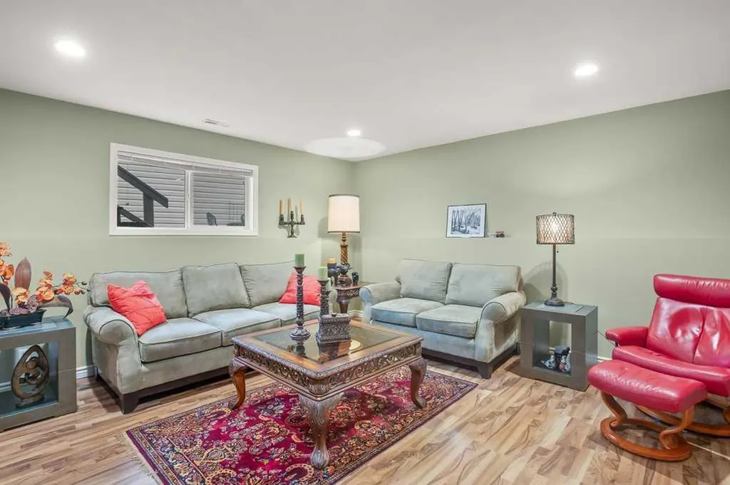 10 Hansen Close Sylvan Lake AB T4S 2P1