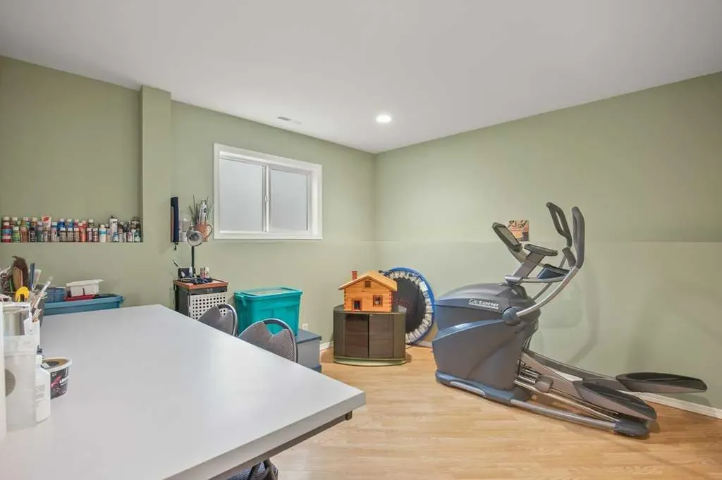 10 Hansen Close Sylvan Lake AB T4S 2P1