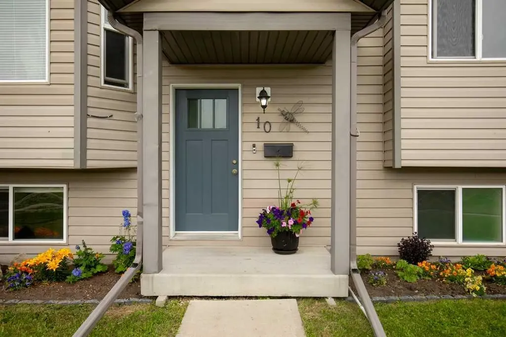 10 Hansen Close Sylvan Lake AB T4S 2P1