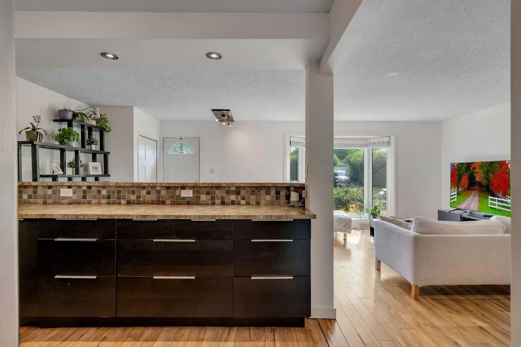 6608 Bowwood Drive NW Calgary AB T3B 2G9