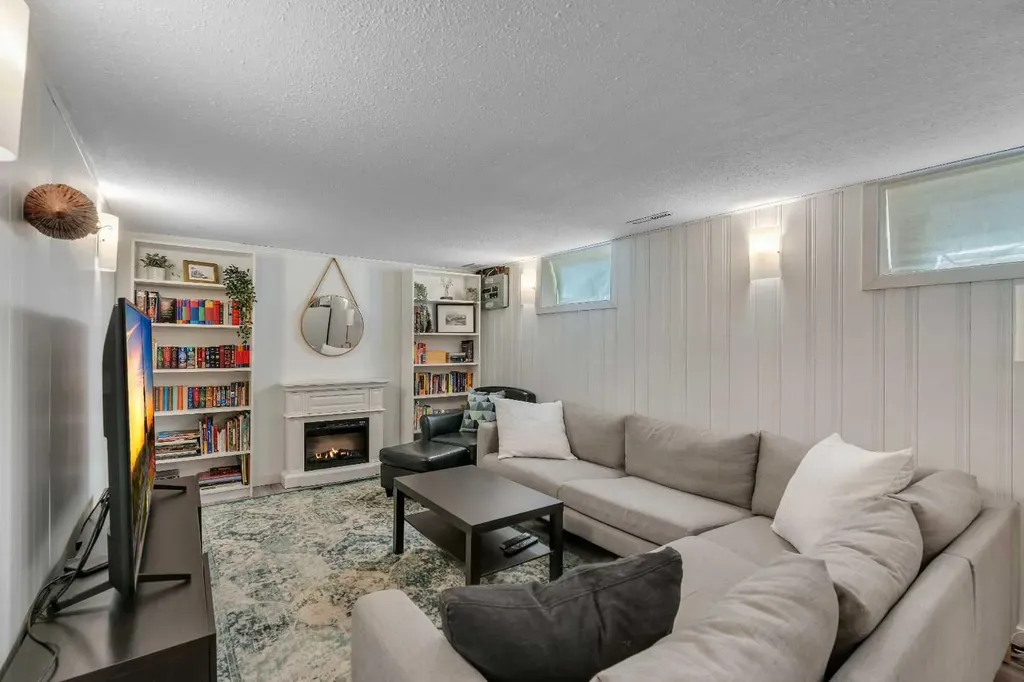 6608 Bowwood Drive NW Calgary AB T3B 2G9