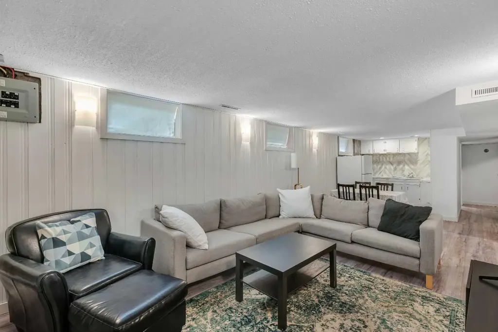6608 Bowwood Drive NW Calgary AB T3B 2G9