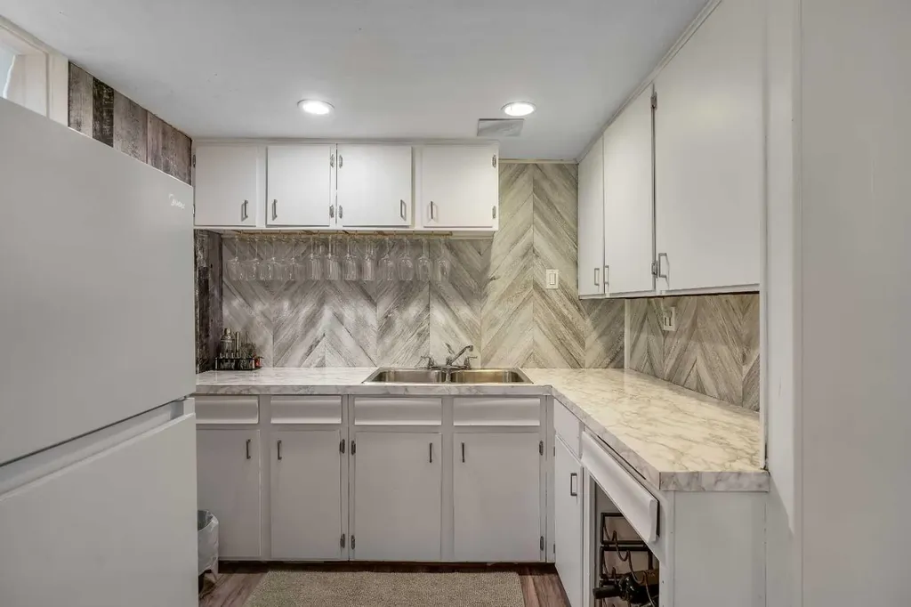 6608 Bowwood Drive NW Calgary AB T3B 2G9