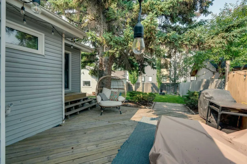 6608 Bowwood Drive NW Calgary AB T3B 2G9