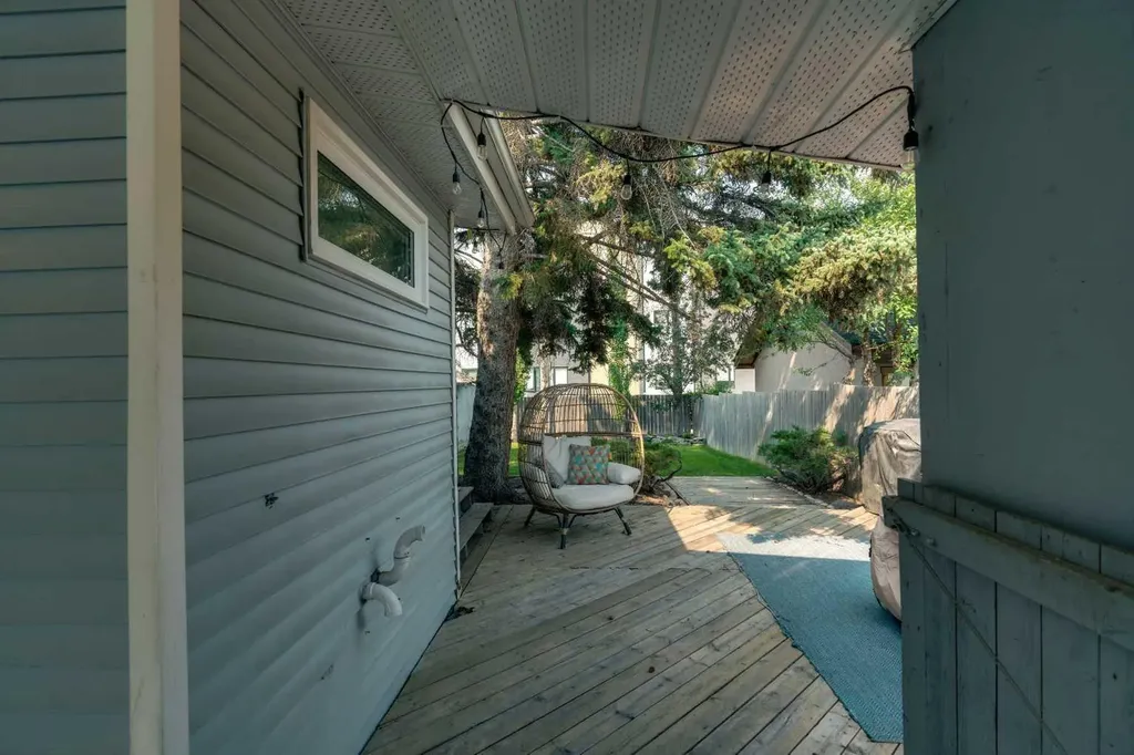 6608 Bowwood Drive NW Calgary AB T3B 2G9
