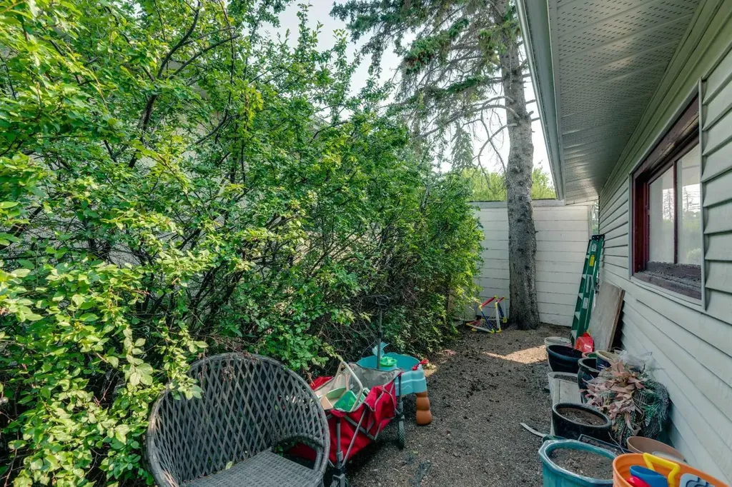 6608 Bowwood Drive NW Calgary AB T3B 2G9