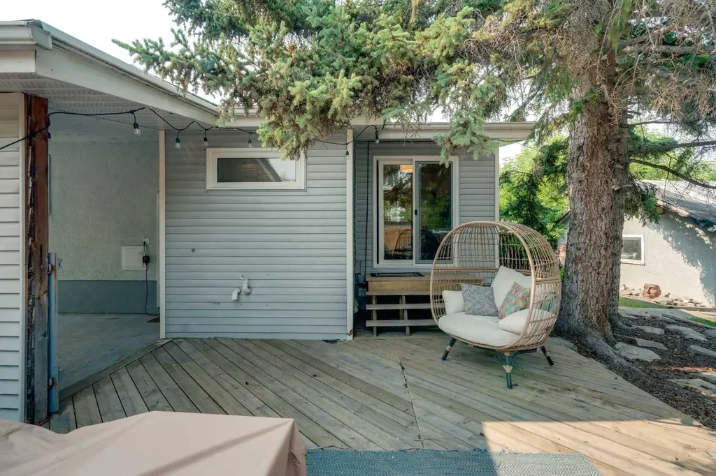 6608 Bowwood Drive NW Calgary AB T3B 2G9