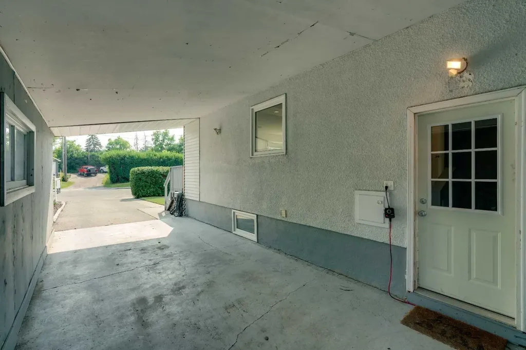 6608 Bowwood Drive NW Calgary AB T3B 2G9