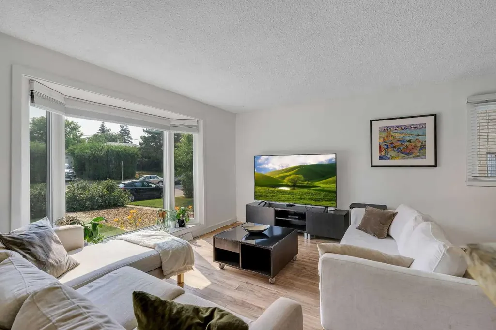 6608 Bowwood Drive NW Calgary AB T3B 2G9
