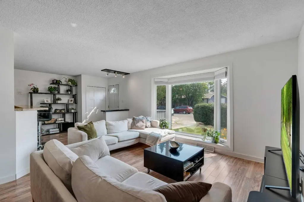6608 Bowwood Drive NW Calgary AB T3B 2G9
